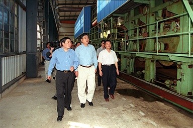 2000年9月19日，时任浙江省委书记张德江一行视察公司