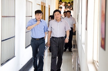 2012年7月5日，时任黄冈市委书记李卫宁一行调研公司党建工作