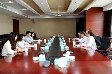 平湖市关工委主任邱其良莅临918博天堂纸业调研下一代工作